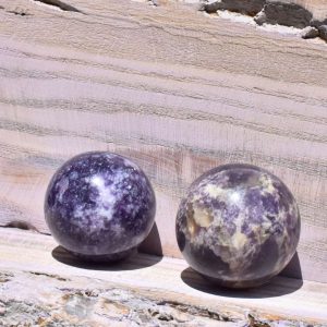 Lepidolith Kugel – Harmonie im Fluss der Energie